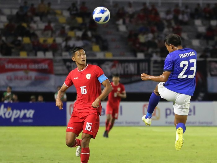 Pesepak bola Timnas Indonesia Kadek Arel Priyatna (4) berselebrasi usai mencetak gol ke gawang Timnas Kamboja dalam pertandingan penyisihan Grup A Piala ASEAN U-19 Boys Championship atau AFF U-19 di Stadion Gelora Bung Tomo, Surabaya, Jawa Timur, Sabtu (20/7/2024). ANTARA FOTO/Rizal Hanafi/sgd/tom.