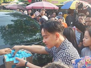 Gibran Blusukan ke Pasar BK Semarang, Tanya Harga Minyak dan Bagikan Susu Gibran Blusukan ke Pasar BK Semarang, Tanya Harga Minyak dan Bagikan Susu
