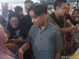 Blusukan ke Pasar Semarang, Gibran Tanya Harga Minyak dan Bagikan Susu-Buku