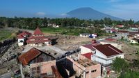 Warga Bangun Kembali Rumah yang Terdampak Lahar Dingin Gunung Marapi