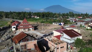 Warga Bangun Kembali Rumah yang Terdampak Lahar Dingin Gunung Marapi