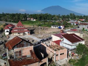 Warga Bangun Kembali Rumah yang Terdampak Lahar Dingin Gunung Marapi Warga Bangun Kembali Rumah yang Terdampak Lahar Dingin Gunung Marapi