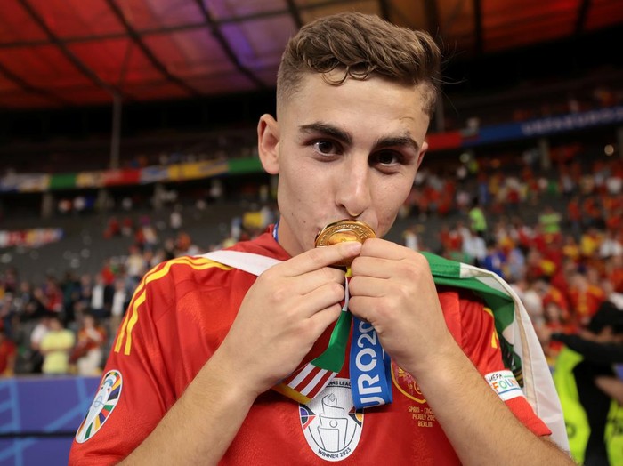 BERLIN, GERMANY - JULY 14: Fermin Lopez of Spain kisses his Winners' medal following the 2-1 victory in the UEFA EURO 2024 final match between Spain and England at Olympiastadion on July 14, 2024 in Berlin, Germany. (Photo by Jonathan Moscrop/Getty Images)