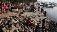 Pelajar Gotong-royong Bersihkan Sampah di Pantai Kenjeran Surabaya