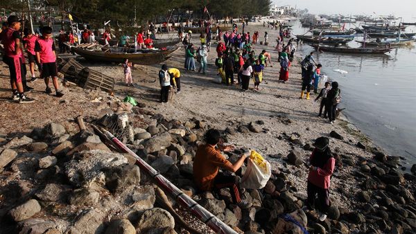 Pelajar Gotong-royong Bersihkan Sampah di Pantai Kenjeran Surabaya