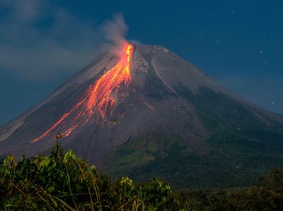 Gunung Merapi Semburkan 31 Kali Guguran Lava Pijar