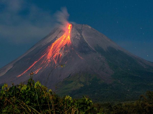 Gunung Merapi Semburkan 31 Kali Guguran Lava Pijar