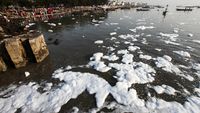 Pantai Kenjeran Surabaya Berbusa