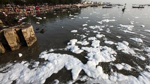 Pantai Kenjeran Surabaya Berbusa