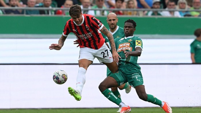 VIENNA, AUSTRIA - JULY 20:  Daniel Maldini of AC Milan in action during the Pre-season Friendly match between SK Rapid Wien and AC Milan at Allianz Stadion on July 20, 2024 in Vienna, Austria. (Photo by Claudio Villa/AC Milan via Getty Images)