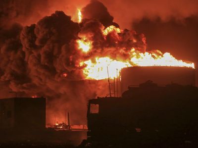 Depot Bahan Bakar di Pelabuhan Yaman Terbakar Usai Diserang Israel