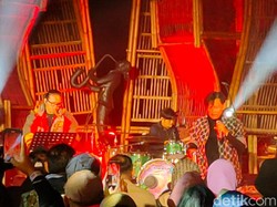 Armand Maulana and Gigi Band Goyang Penonton Jazz Gunung Bromo 2024