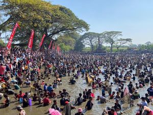 Meriah! Ribuan Orang Berburu Ikan 2 Ton di Embung Gemblegan Klaten