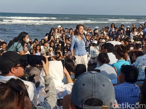 Jennifer Koppen bersama keluarga dan penggemarnya menghadiri prosesi penebaran abu Yita Dali Wasink di Pantai Lembeng, Desa Lembeng, Gianyar, Bali pada Minggu (21/7/2024).  (Ni Made Lastri Karsiani Putri/detikBali)