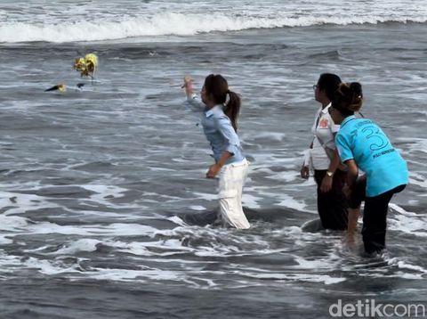 Jennifer Coppen menguburkan abu suaminya Yetta Dali Wasink di Pantai Lembeng, Desa Lembeng, Kecamatan Sukawati, Gianyar, Bali, Minggu (21/7/2024).  (Ni Made Lastri Karsiani Putri/detikBali)