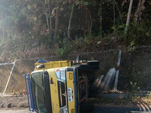As Patah, Truk Pasir Terguling di Gedangsari Gunungkidul