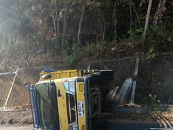 As Patah, Truk Pasir Terguling di Gedangsari Gunungkidul