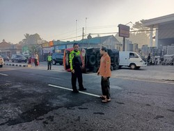 Mikro Bus Terguling di Salam Magelang, Ditabrak Saat Tiba-tiba Putar Balik