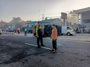Mikro Bus Terguling di Salam Magelang, Ditabrak Saat Tiba-tiba Putar Balik Mikro Bus Terguling di Salam Magelang, Ditabrak Saat Tiba-tiba Putar Balik