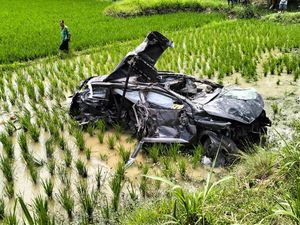 Mobil Bawa Satu Keluarga Ditabrak Kereta Api di Deli Serdang, 6 Tewas-1 Kritis Mobil Bawa Satu Keluarga Ditabrak Kereta Api di Deli Serdang, 6 Tewas-1 Kritis
