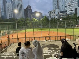Lapangan Softball GBK Jadi Spot Nongkrong Favorit Kekinian
