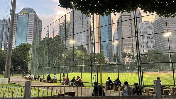 Potret Nongkrong Seru di Spot Baru: Lapangan Softball GBK