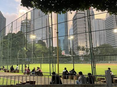Potret Nongkrong Seru di Spot Baru: Lapangan Softball GBK