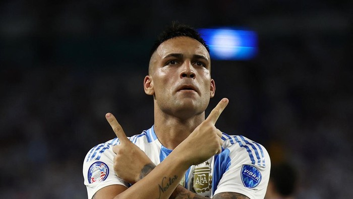 Soccer Football - Copa America 2024 - Group A - Argentina v Peru  - Hard Rock Stadium, Miami, Florida, United States - June 29, 2024 Argentinas Lautaro Martinez celebrates scoring their first goal REUTERS/Agustin Marcarian