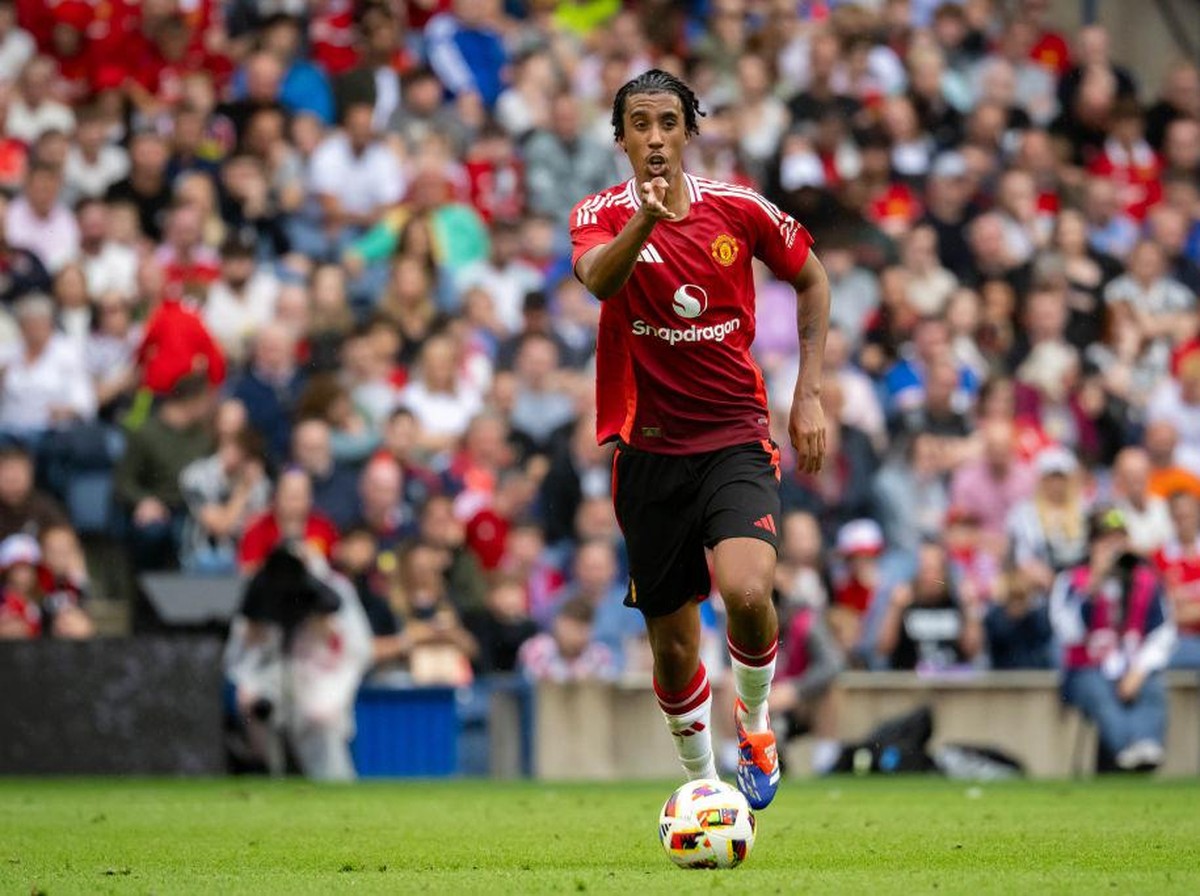 Leny Yoro segera pulih dari cedera kaki. (Foto: Manchester United via Getty Imag/Ash Donelon)