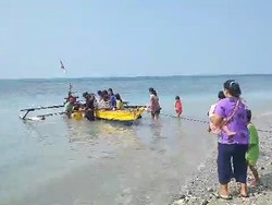 Nelayan Lampung Selatan Dapat Barang dari KM Glori Indah Surabaya yang Karam