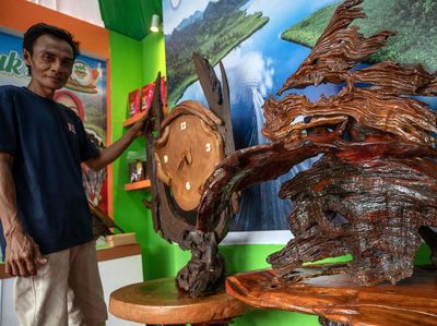 Beragam Kerajinan Kayu Dipamerkan di Palu
