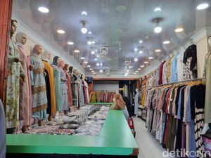 Banyak Toko di Pasar Kapasan Tutup gegara Isu Razia Barang Impor Ilegal Banyak Toko di Pasar Kapasan Tutup gegara Isu Razia Barang Impor Ilegal
