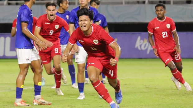 Pesepak bola Timnas Indonesia Kadek Arel Priyatna (4) berselebrasi usai mencetak gol ke gawang Timnas Kamboja dalam pertandingan penyisihan Grup A Piala ASEAN U-19 Boys Championship atau AFF U-19 di Stadion Gelora Bung Tomo, Surabaya, Jawa Timur, Sabtu (20/7/2024). ANTARA FOTO/Rizal Hanafi/sgd/tom.