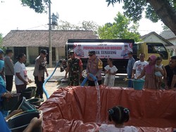 Air Bersih Disalurkan ke Desa Bakulan Bojonegoro yang Kekeringan