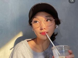 Pose Manis Livy Renata Saat Ngopi hingga Makan Sashimi