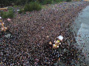 Potret Warga Tumplek Hadiri Tradisi Tabuik di Pariaman