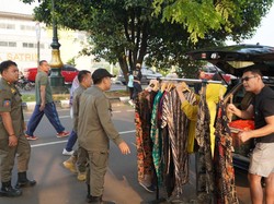 Satpol PP Bogor Tertibkan 63 Pedagang Liar di Sekitar Stadion Pakansari