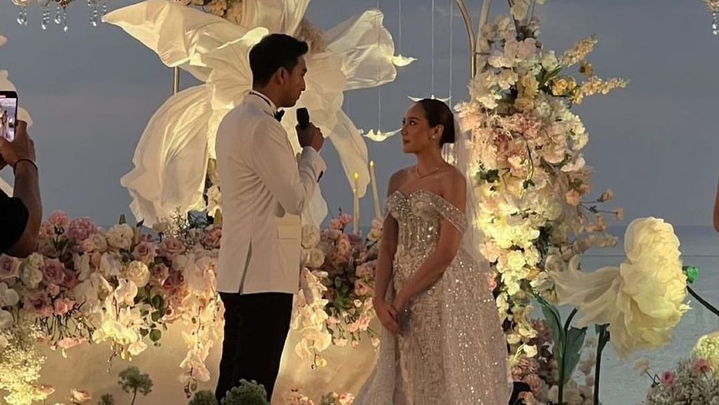 Romantis! Potret Salshabilla Adriani dan Ibrahim Risyad Resepsi di Bali Romantis! Potret Salshabilla Adriani dan Ibrahim Risyad Resepsi di Bali