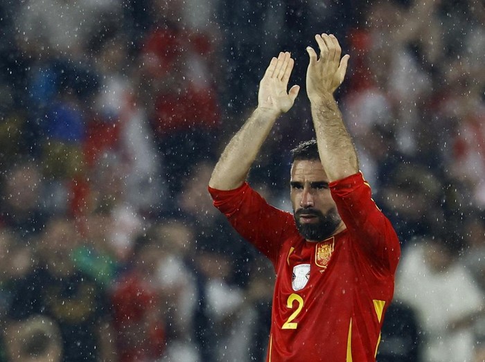 Soccer Football - Euro 2024 - Round of 16 - Spain v Georgia - Cologne Stadium, Cologne, Germany - June 30, 2024 Spain's Dani Carvajal applauds fans after the match REUTERS/Wolfgang Rattay