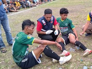 Kesigapan Tenaga Medis di Kompetisi Bupati Banyuwangi Cup 2024 Kesigapan Tenaga Medis di Kompetisi Bupati Banyuwangi Cup 2024