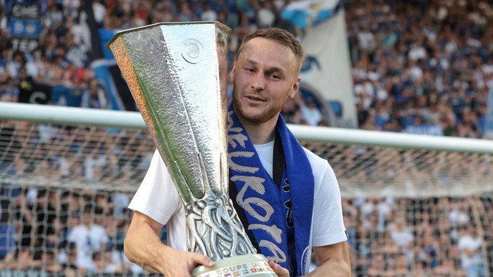BERGAMO, ITALY - MAY 26: Teun Koopmeiners of Atalanta poses with the Europa League trophy that the team recently won, following the Serie A TIM match between Atalanta BC and Torino FC - Serie A TIM  at Gewiss Stadium on May 26, 2024 in Bergamo, Italy. (Photo by Jonathan Moscrop/Getty Images)