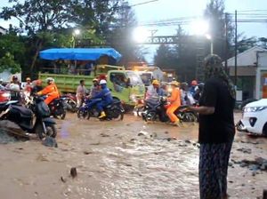 Wanita Halteng Bawa Sajam Ngamuk ke Sekuriti Tambang gegara Rumah Kena Banjir Wanita Halteng Bawa Sajam Ngamuk ke Sekuriti Tambang gegara Rumah Kena Banjir