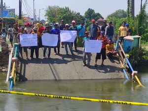 Warga Kedungpeluk Sidoarjo Demo Minta Jembatan Ambrol Segera Diperbaiki Warga Kedungpeluk Sidoarjo Demo Minta Jembatan Ambrol Segera Diperbaiki