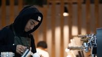 Abidzar Tak Hanya Doyan Minum Kopi Tetapi Juga Handal Meraciknya