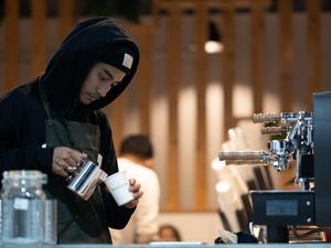 Abidzar Tak Hanya Doyan Minum Kopi Tetapi Juga Handal Meraciknya