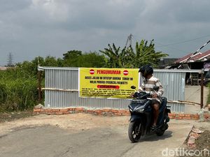 Warga Alang-alang Lebar Keluhkan Akses Jalan Utama Ditutup Pemilik Tanah Warga Alang-alang Lebar Keluhkan Akses Jalan Utama Ditutup Pemilik Tanah