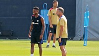 Ansu Fati (Barcelona). Di usia 22 tahun, sosok yang sempat digadang-gadang sebagai suksesor Lionel Messi di Barca ini belum juga kembali ke performa terbaik akibat cedera. Klub Arab Saudi terus memantaunya. Foto: NurPhoto via Getty Images/NurPhoto