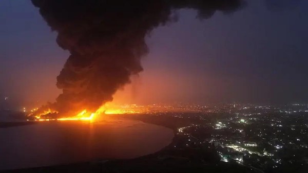 Asap hitam pekat mengepul dari kota pelabuhan Hodeida yang dikuasai Houthi di Yaman setelah dihantam serangan udara Israel Smoke rises from the site of Israeli air strikes at the port of Hodeidah, in Hodeidah, Yemen July 21, 2024. (File photo: Reuters)