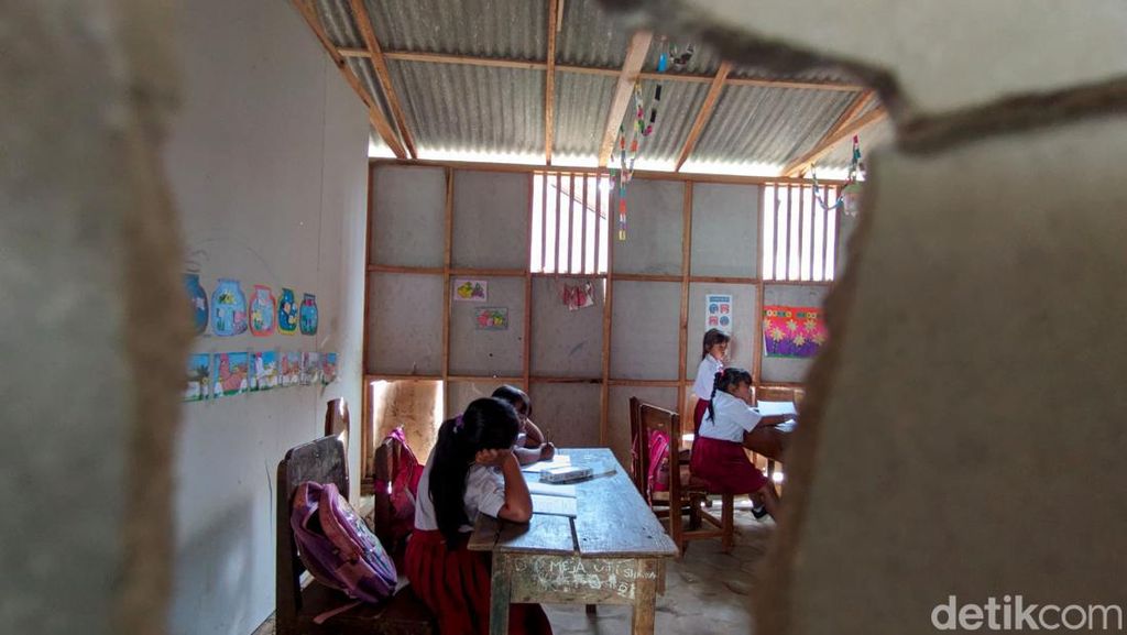 Potret Siswa SDN 2 Karangpatihan Belajar di Bawah Bangunan Reyot Potret Siswa SDN 2 Karangpatihan Belajar di Bawah Bangunan Reyot