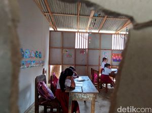 Potret Siswa SDN 2 Karangpatihan Belajar di Bawah Bangunan Reyot